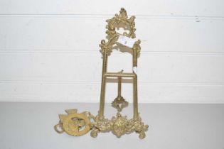 SMALL BRASS TABLE EASEL TOGETHER WITH HORSE BRASSES