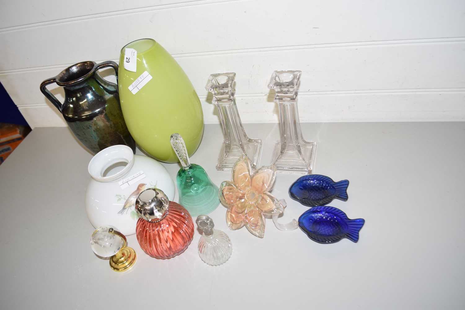 MIXED LOT: GLASS VASES, GLASS CANDLESTICKS, LIGHT SHADE AND OTHER ASSORTED ITEMS