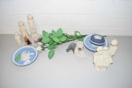 MIXED LOT: WEDGWOOD JASPER WARE PLATES, HORNSEA MODELS AND OTHER ASSORTED ITEMS