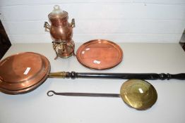 MIXED LOT: COPPER AND BRASS WARES TO INCLUDE BED WARMING PAN, CHESTNUT ROASTER, COFFEE POT ETC