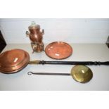 MIXED LOT: COPPER AND BRASS WARES TO INCLUDE BED WARMING PAN, CHESTNUT ROASTER, COFFEE POT ETC