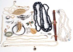 Mixed lot of costume jewellery to include three gilt metal leaf brooches, a dragonfly brooch, a