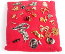 Quantity of brooches to include a vintage banded agate example, cameo, Siamese and animal