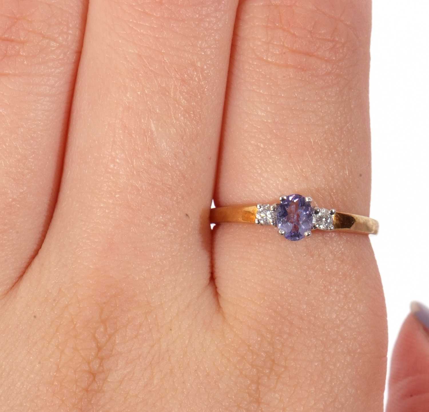 Tanzanite and diamond three stone ring, the oval cut tanzanite is 5x4mm raised between two small - Image 7 of 7