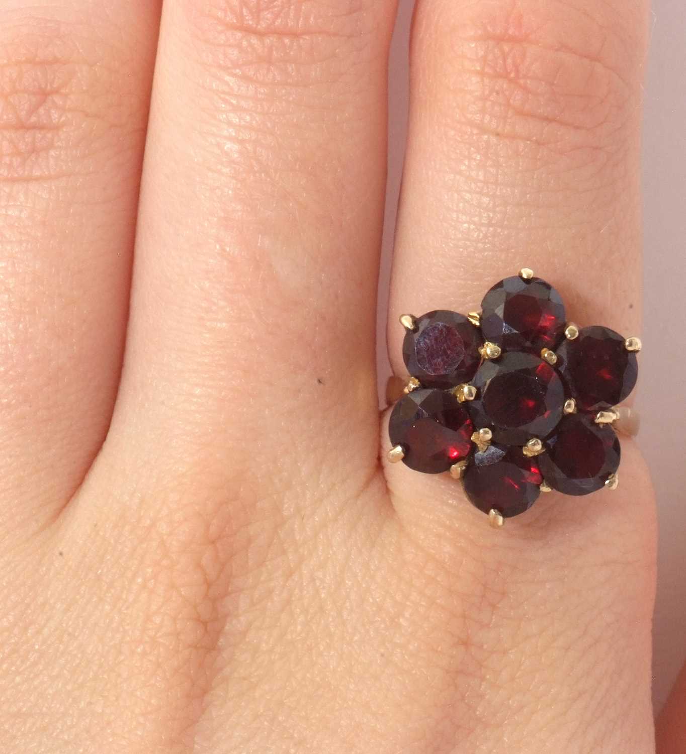 9ct gold large garnet cluster ring featuring seven round garnets, head size 18mm diameter, all in - Image 8 of 8