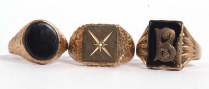 Mixed Lot: 9ct gold signet ring set with an oval shaped onyx panel, size Q-R, a large 9ct gold