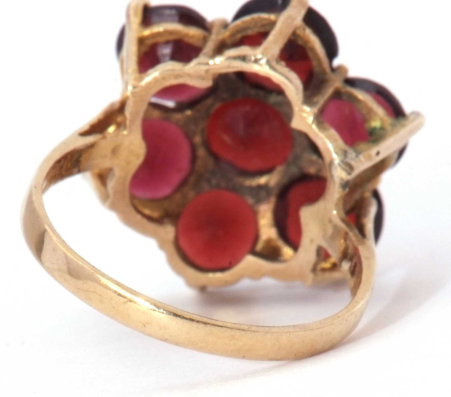9ct gold large garnet cluster ring featuring seven round garnets, head size 18mm diameter, all in - Image 4 of 8