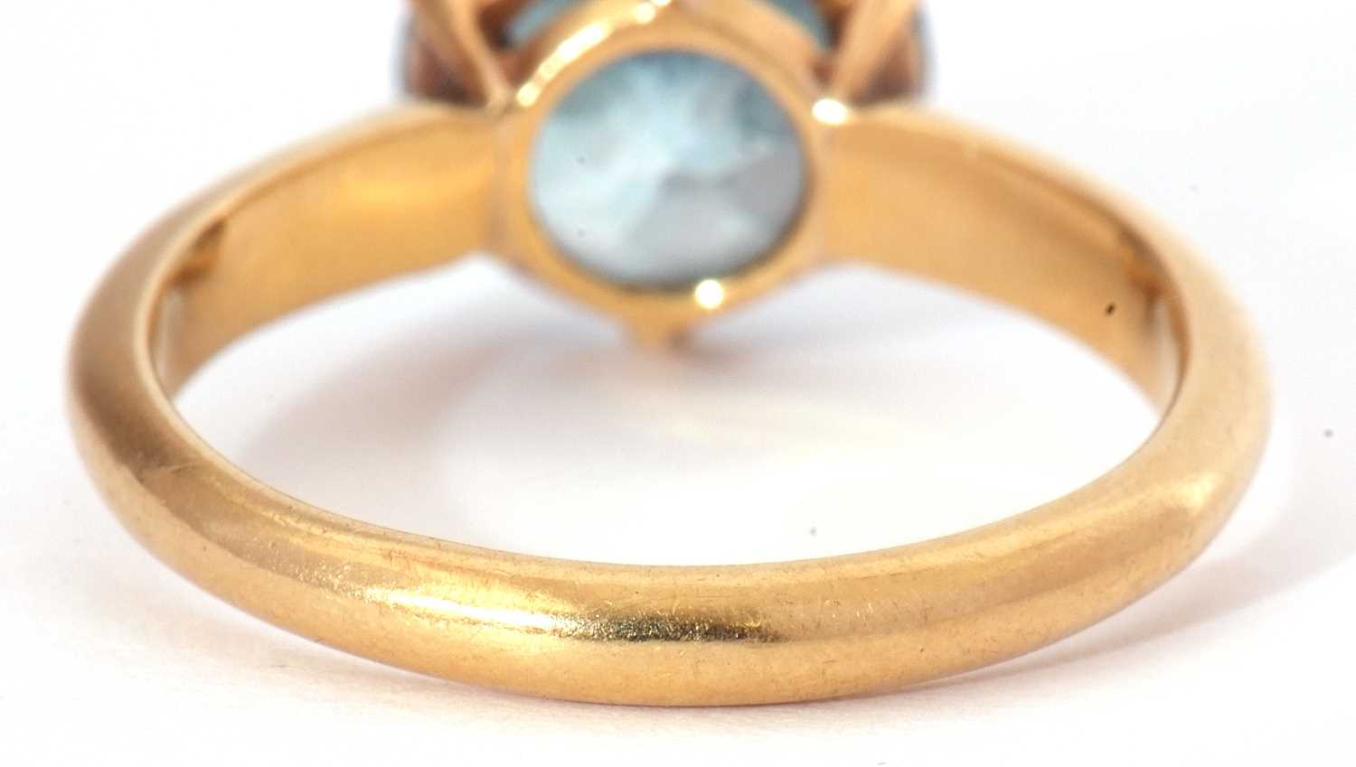 Single blue zircon stone ring, the round faceted zircon, 9mm diameter, raised between upswept - Image 4 of 7