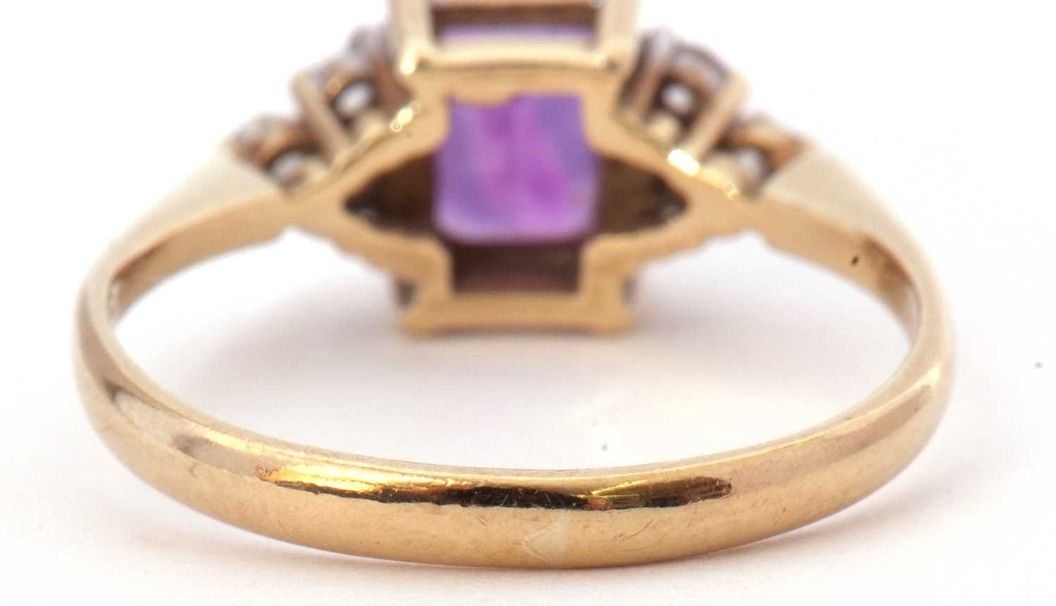 Modern 9ct gold purple and white stone dress ring, size K - Image 5 of 8