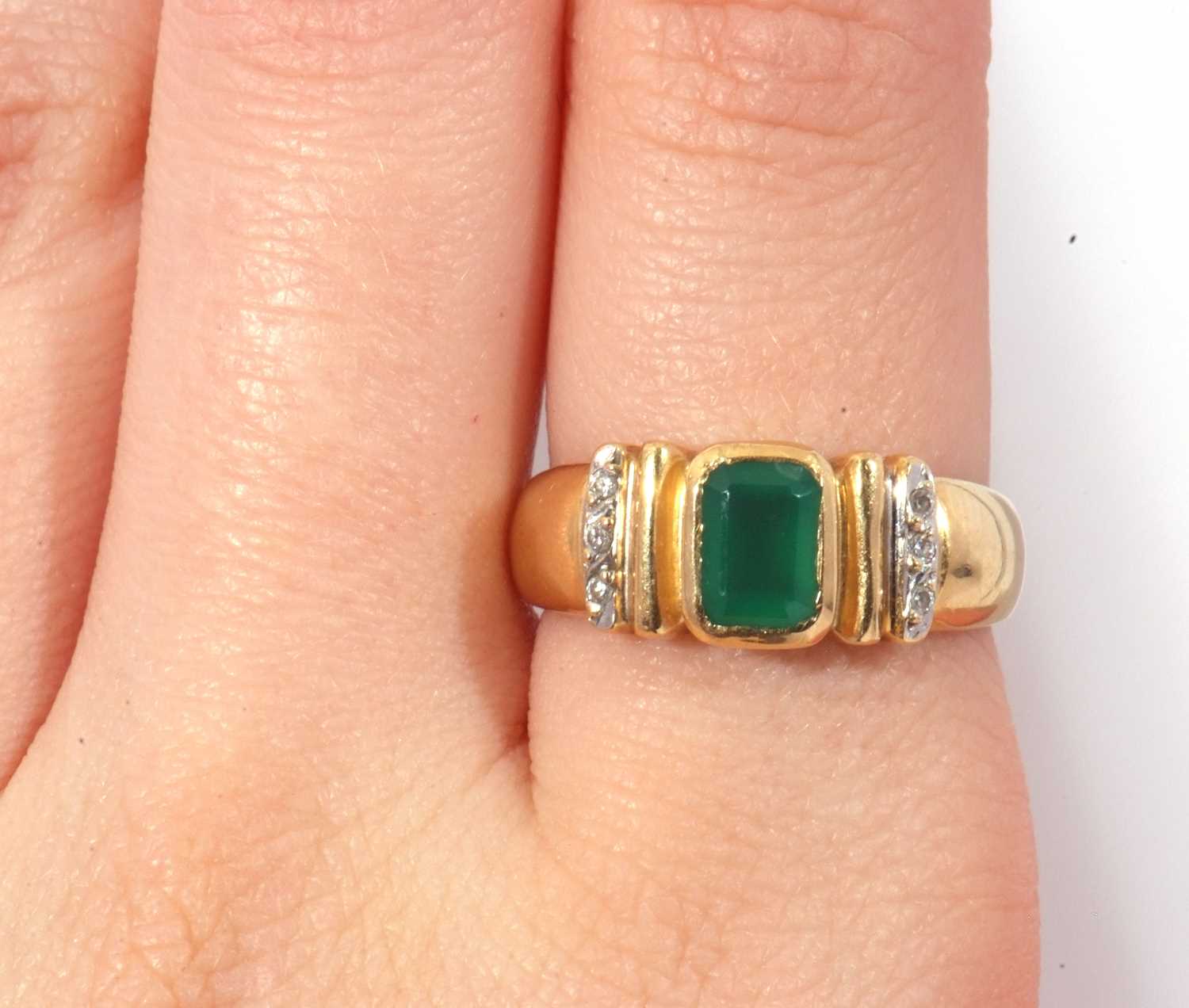 Modern green and white stone set ring featuring a central rectangular cut green stone in rub-over - Image 3 of 8
