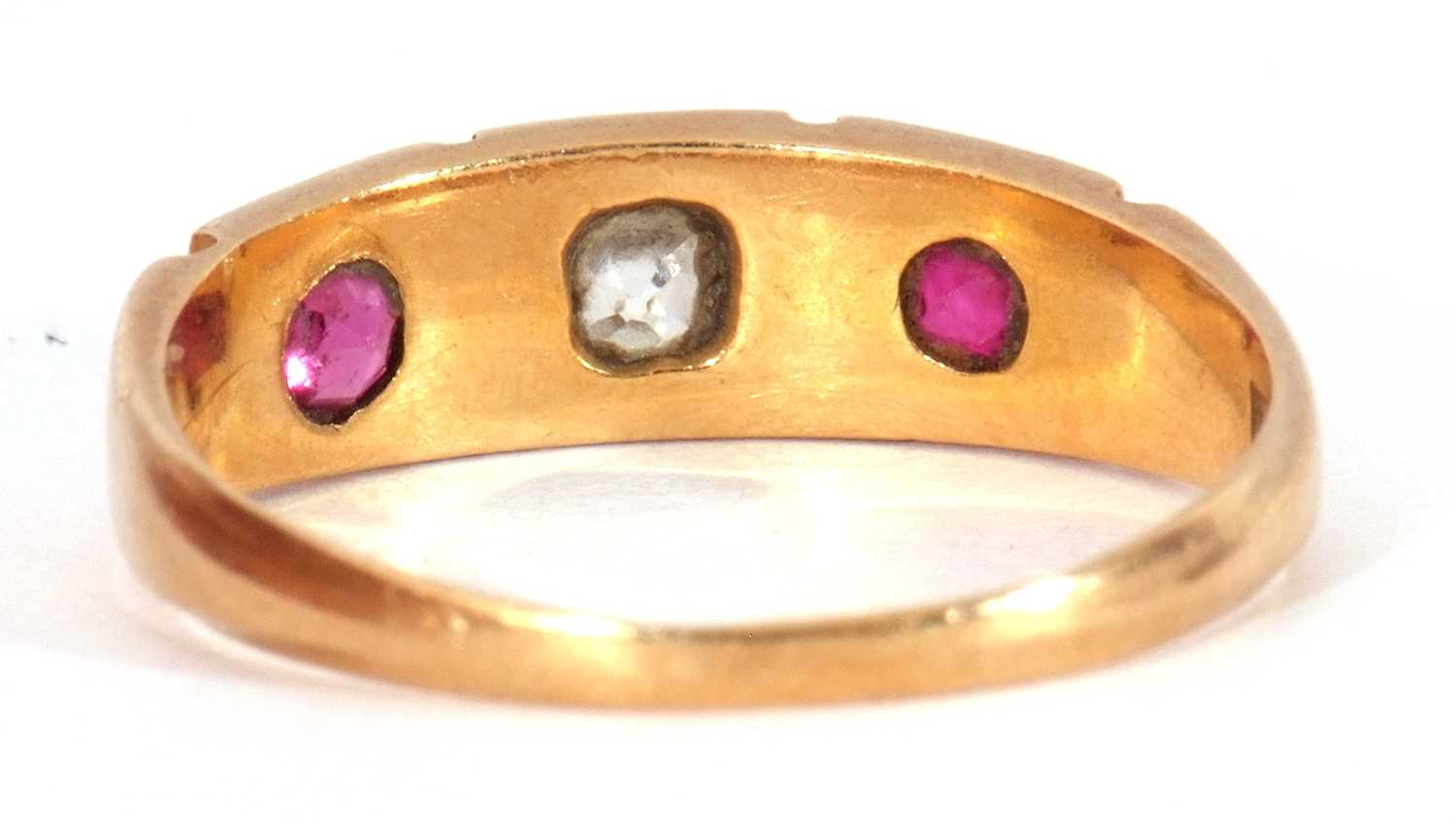 Antique 18ct gold diamond and ruby three stone ring featuring an old cut diamond flanked by two - Image 5 of 9