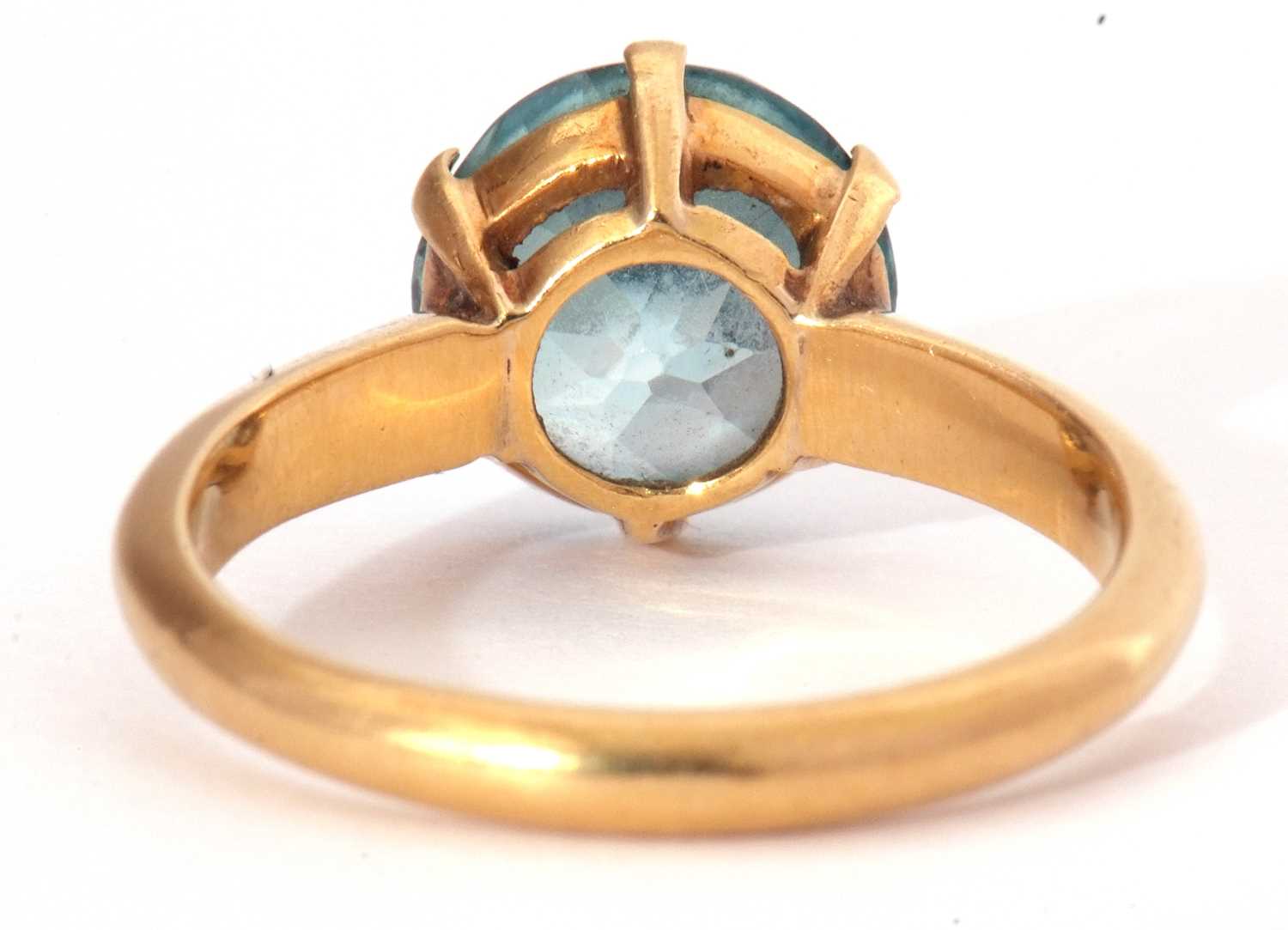Single blue zircon stone ring, the round faceted zircon, 9mm diameter, raised between upswept - Image 3 of 7