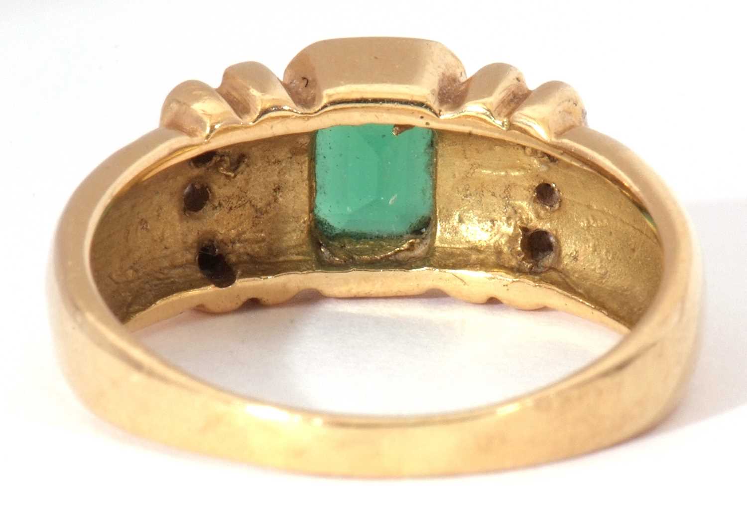 Modern green and white stone set ring featuring a central rectangular cut green stone in rub-over - Image 5 of 8