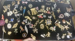 Pad of approx 70 costume brooches