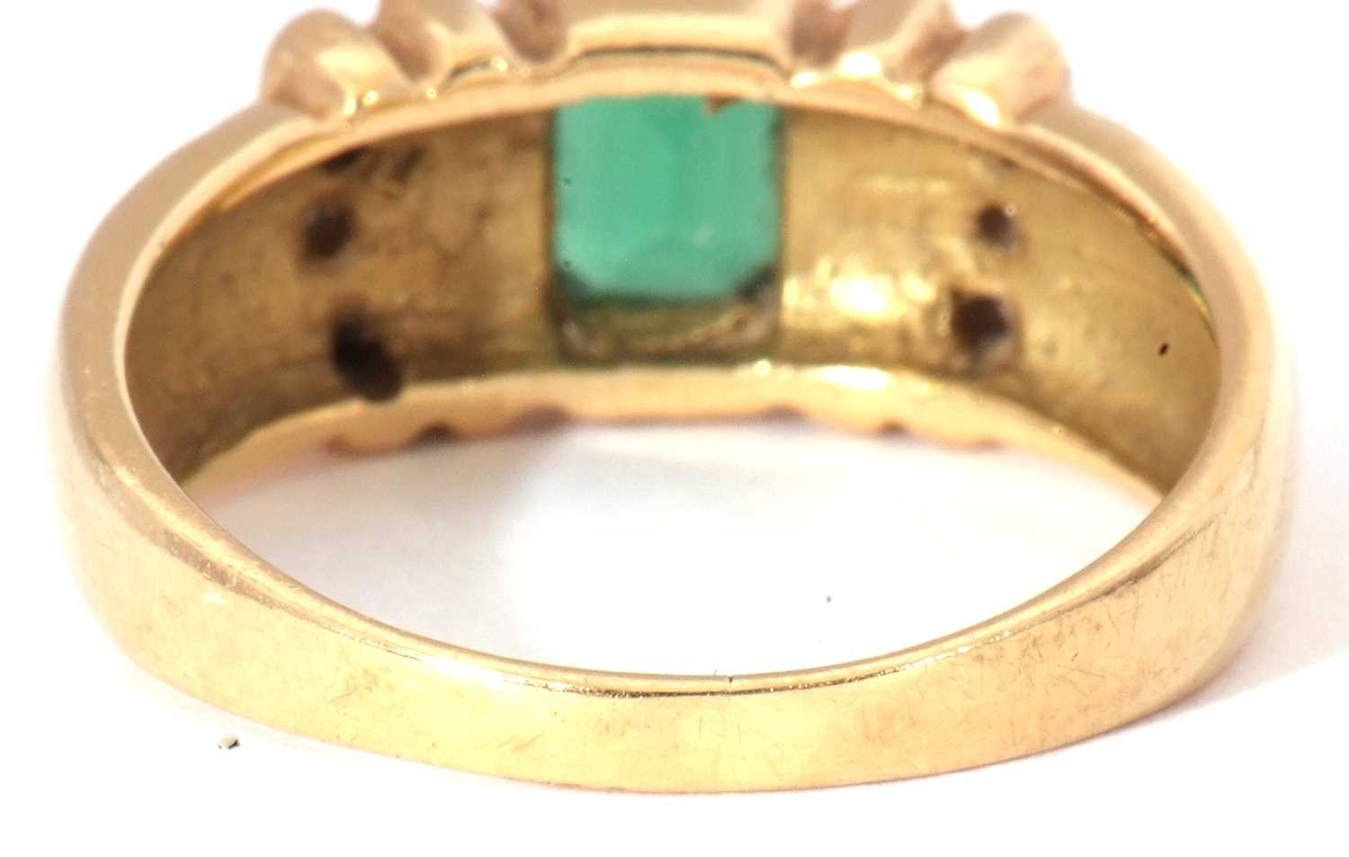 Modern green and white stone set ring featuring a central rectangular cut green stone in rub-over - Image 6 of 8