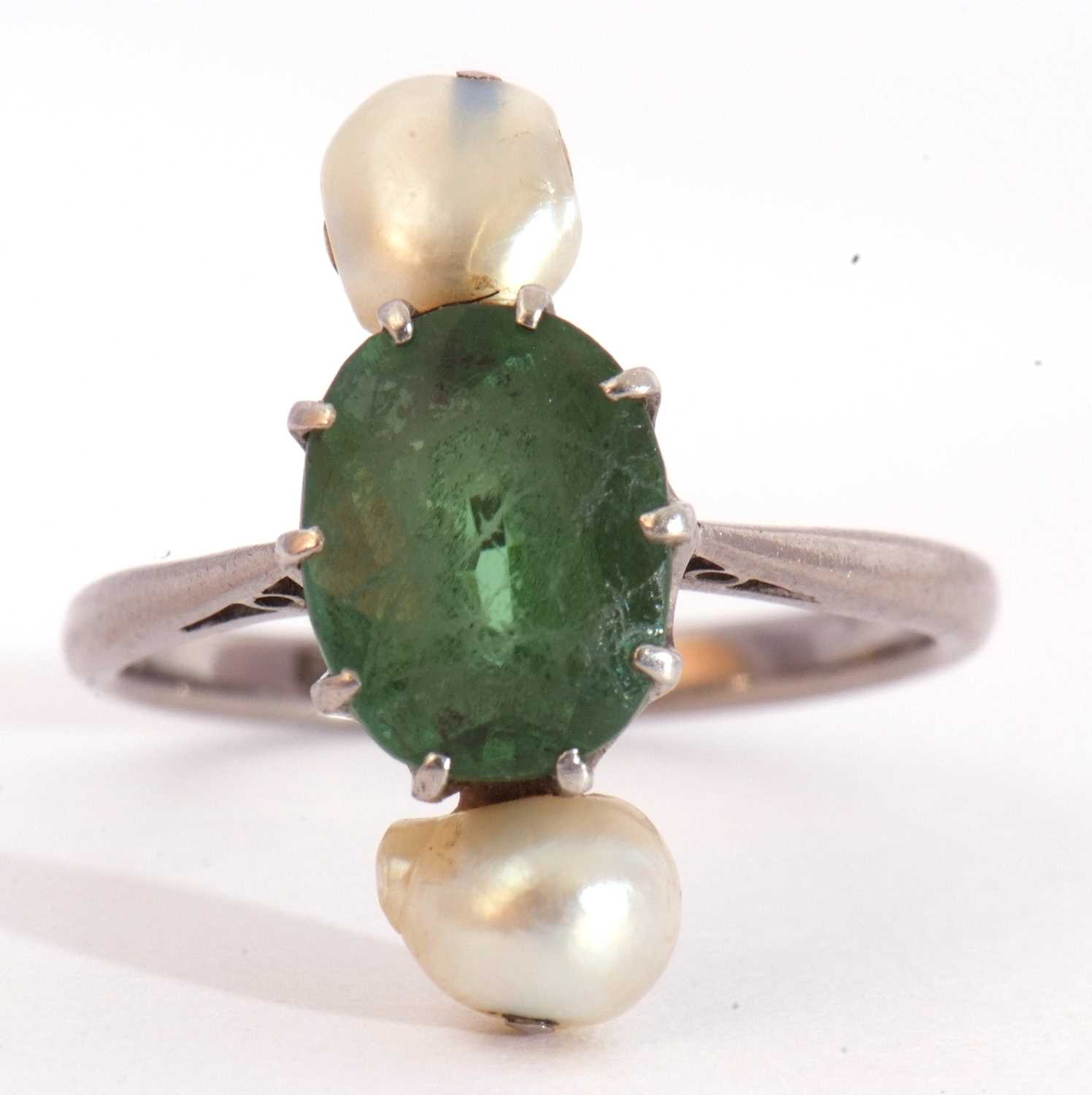 Oval cut green stone ring highlighted between two small blister pearls, stamped 18ct, size G - Image 2 of 9