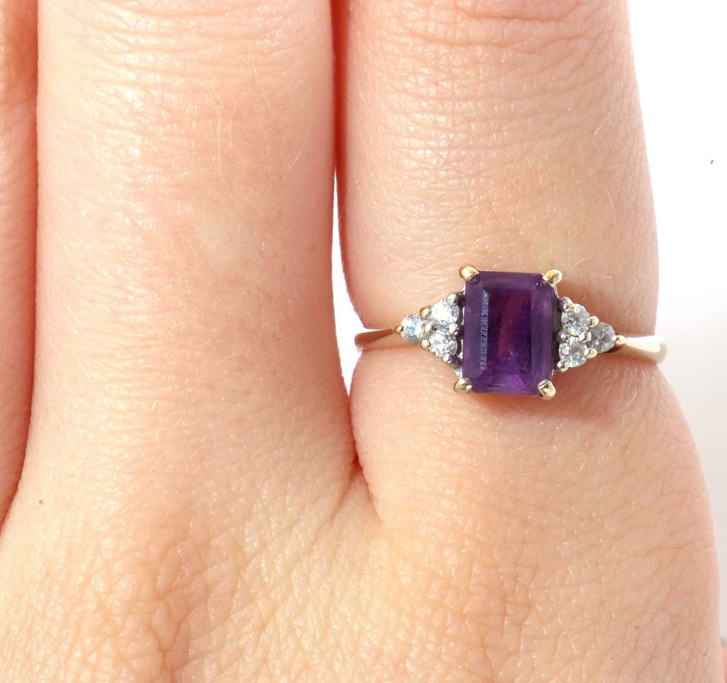 Modern 9ct gold purple and white stone dress ring, size K - Image 8 of 8