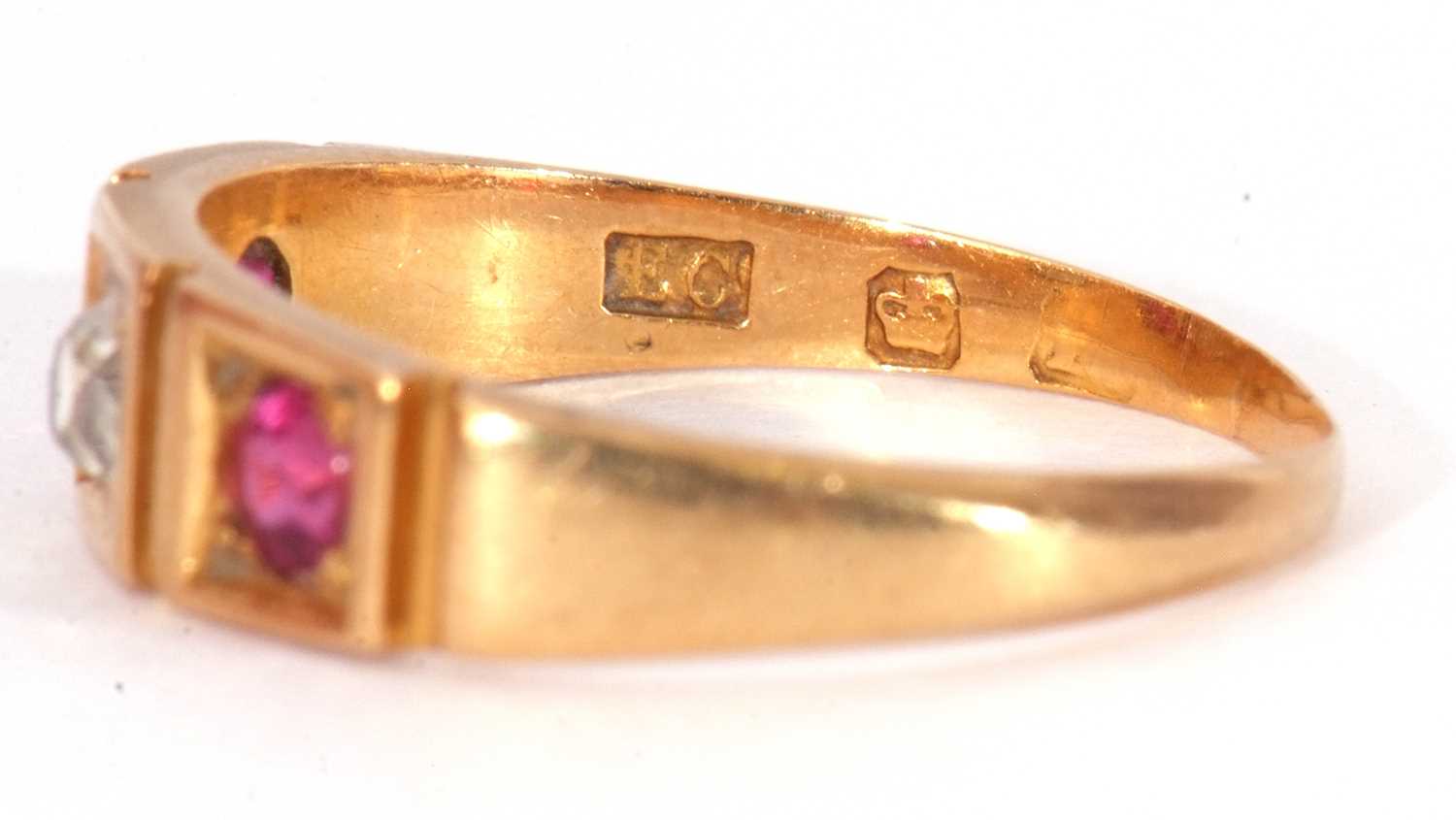 Antique 18ct gold diamond and ruby three stone ring featuring an old cut diamond flanked by two - Image 8 of 9