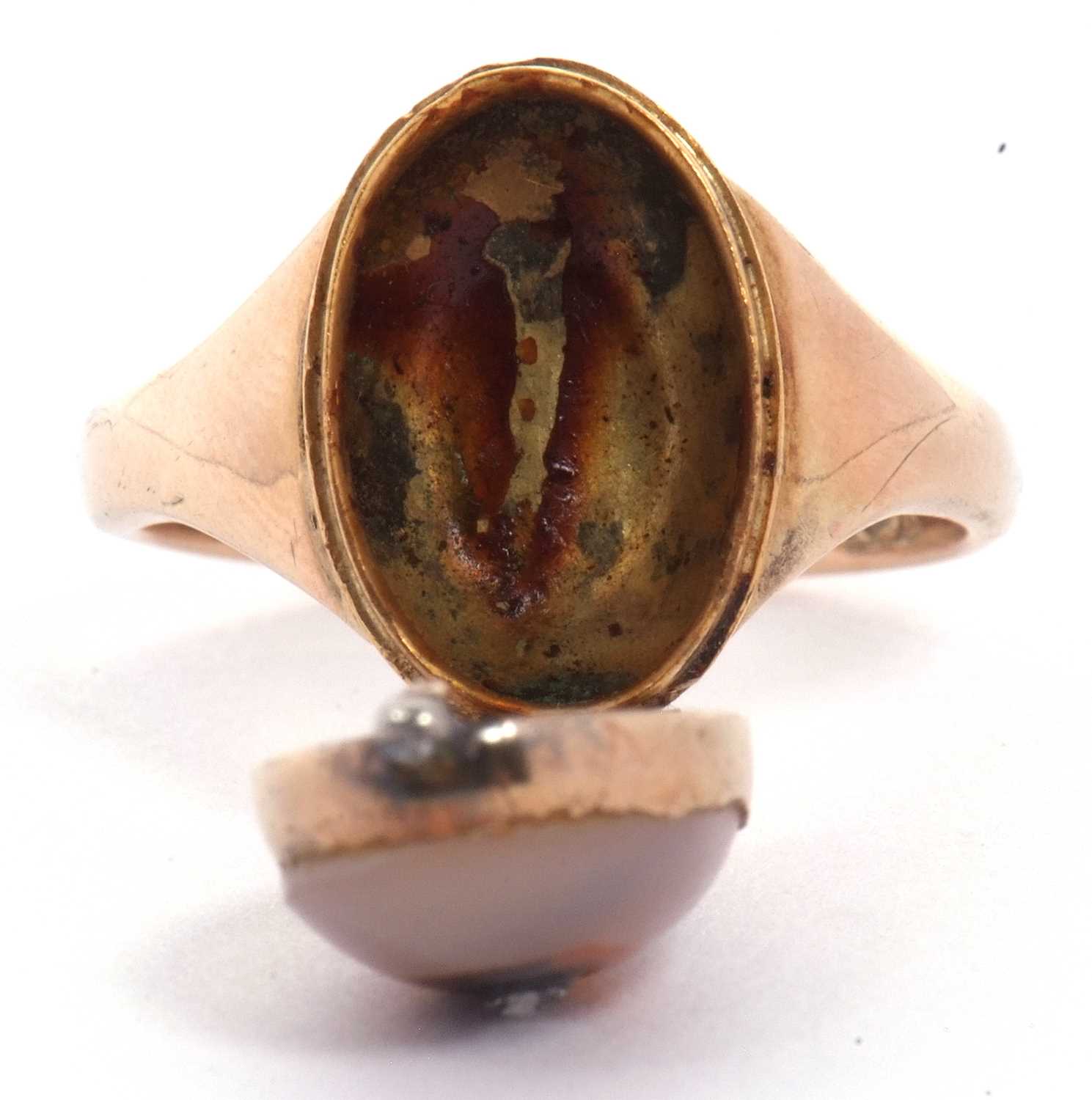 Antique poison ring, the cabochon quartz stone set with a small old cut diamond, the clasp and hinge - Image 10 of 11