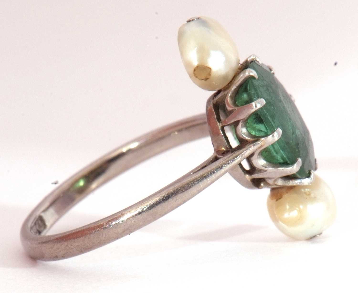 Oval cut green stone ring highlighted between two small blister pearls, stamped 18ct, size G - Image 6 of 9