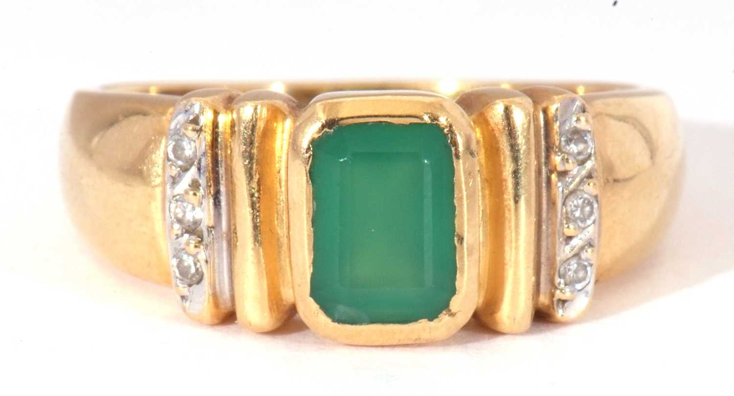 Modern green and white stone set ring featuring a central rectangular cut green stone in rub-over - Image 2 of 8