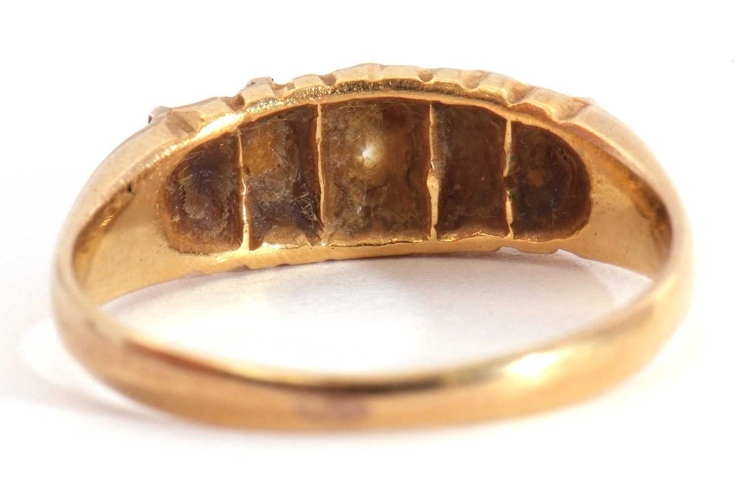 Antique 18ct gold diamond ring featuring five graduated old cut diamonds, each individually claw set - Image 4 of 8