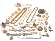 Tray of costume jewellery to include a vintage belcher link chain, two golf club cocktail stirers,
