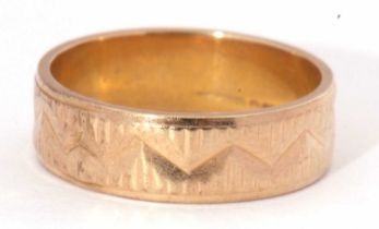 9ct gold wedding band chased and engraved with a geo-metric design, g/w 3.4gms, size L-M