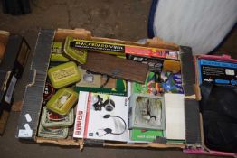 BOX CONTAINING QUANTITY OF ASSORTED CLEARANCE ITEMS