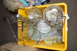 BOX CONTAINING VARIOUS VINTAGE KITCHEN WARE