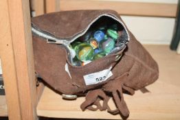 VINTAGE HANDBAG CONTAINING A LARGE QUANTITY OF ASSORTED MARBLES
