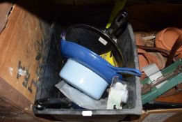 BOX CONTAINING VARIOUS KITCHEN WARE