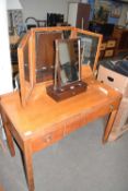 MID 20TH CENTURY DRESSING TABLE WITH TRIPTYCH MIRROR AND CROSS BANDED DECORATION