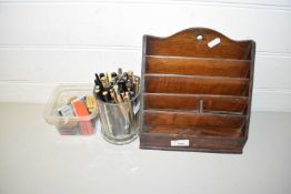 WOODEN LETTER RACK, QUANTITY OF RAZOR BLADES ETC AND ALSO A QUANTITY OF FOUNTAIN PENS