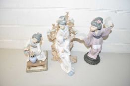 GROUP OF THREE LLADRO FIGURES INCLUDING A JAPANESE GIRL WITH FANS, FURTHER LLADRO MODEL OF A