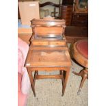 SMALL EDWARDIAN WRITING DESK WITH STRUNG DECORATION AND INLAID LEATHER TOP, WIDTH APPROX 53 CM