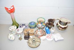 MIXED LOT OF CERAMICS & POTTERY TO INCLUDE FLOWER SHAPED VASE
