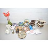 MIXED LOT OF CERAMICS & POTTERY TO INCLUDE FLOWER SHAPED VASE
