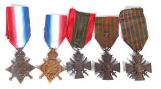 Quantity of WWI medals to include 2 x WWI Croix de Guerre 1914-17 bronze star, 1914-18, WWII 1939