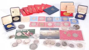 Box: Good quantity of Modern mainly foreign coins in capsules, packets, tins and loose