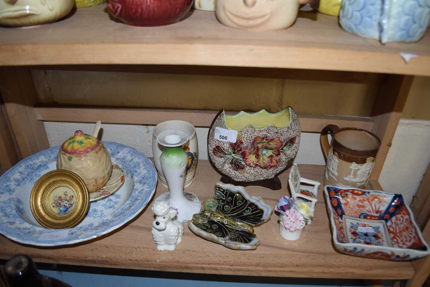MIXED LOT: VARIOUS ASSORTED CERAMICS TO INCLUDE BLUE AND WHITE BOWL, DOULTON TANKARD AND OTHER
