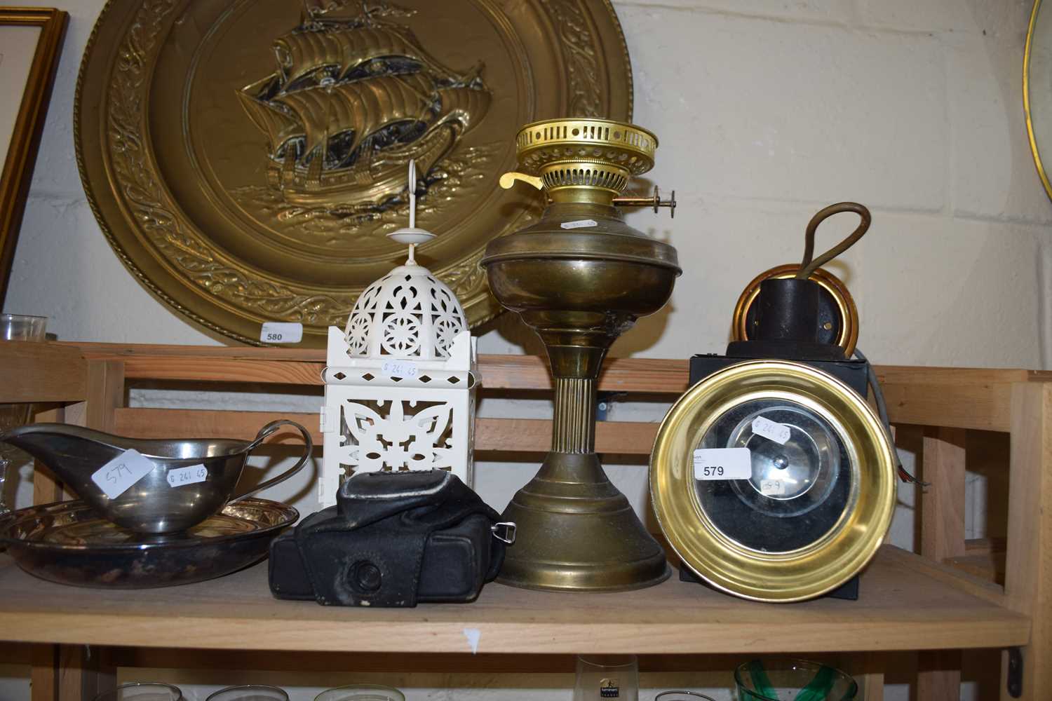 MIXED LOT: BRASS BASED OIL LAMP, REPRODUCTION RAILWAY LANTERN AND VARIOUS OTHER ITEMS
