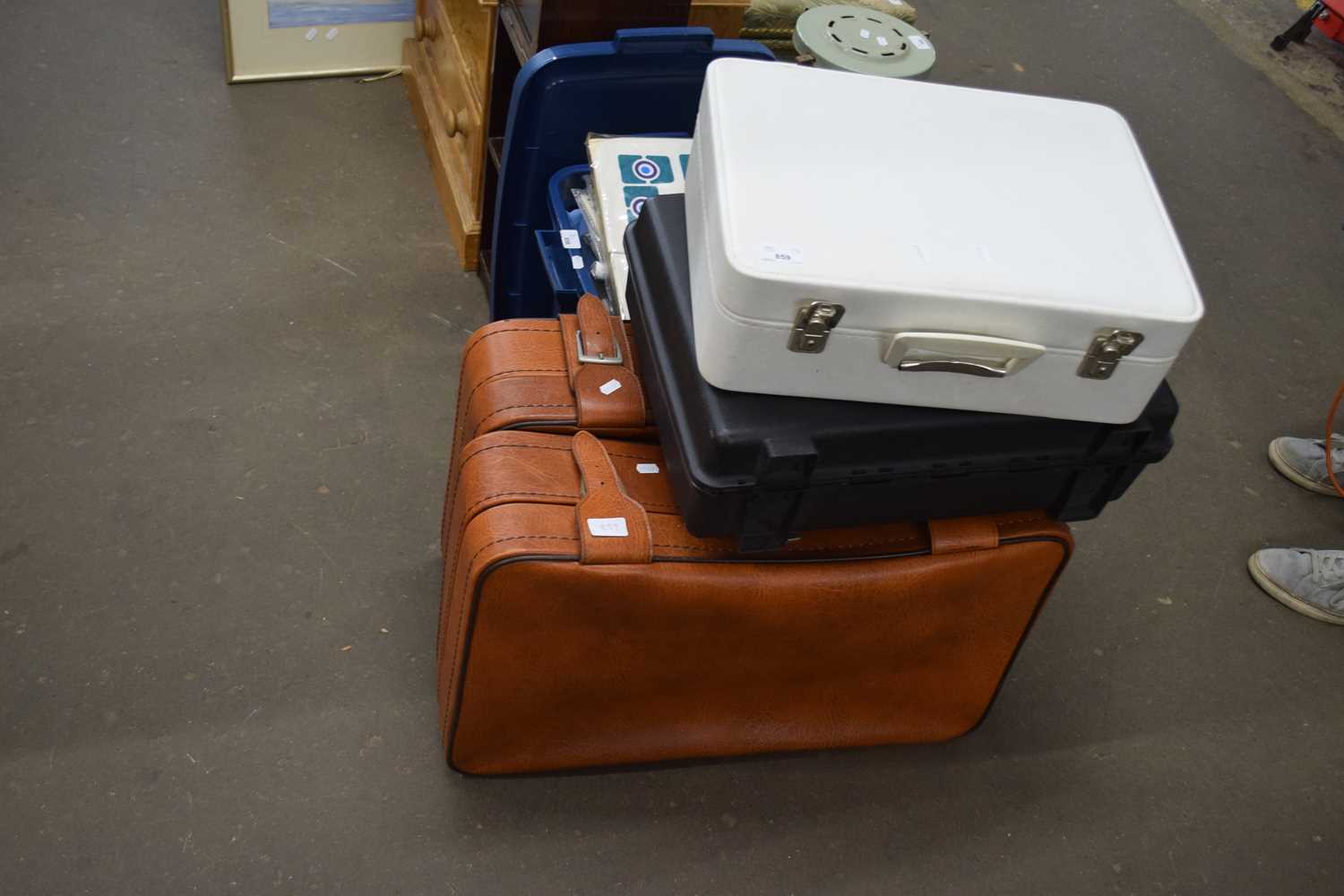 MIXED LOT: VINTAGE SUITCASES