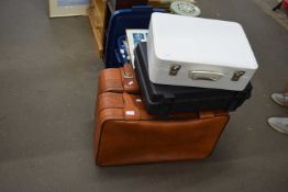 MIXED LOT: VINTAGE SUITCASES