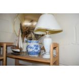 MIXED LOT: 19TH CENTURY BLUE AND WHITE JUG (A/F), TABLE LAMP, MODEL YACHT ETC