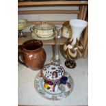MIXED LOT: GLASS VASES, ORIENTAL PLATE AND OTHER ASSORTED WARES