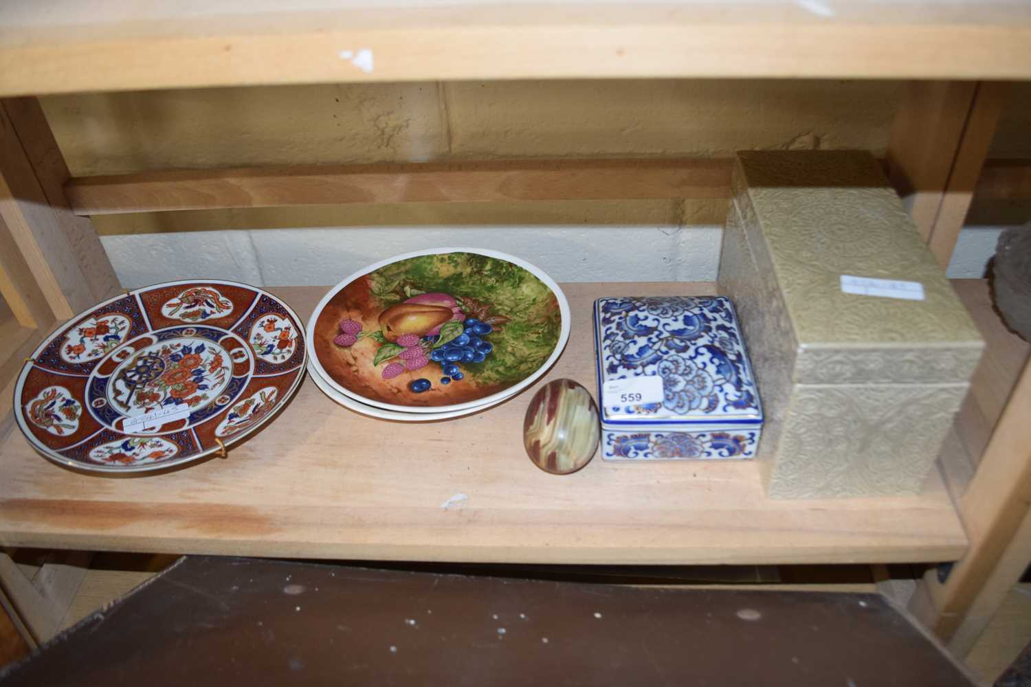 MIXED LOT: DECORATED PLATES AND TRINKET BOXES