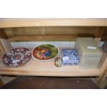 MIXED LOT: DECORATED PLATES AND TRINKET BOXES