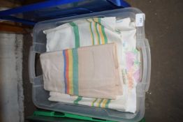 BOX OF VARIOUS VINTAGE TABLE LINEN AND OTHER ITEMS