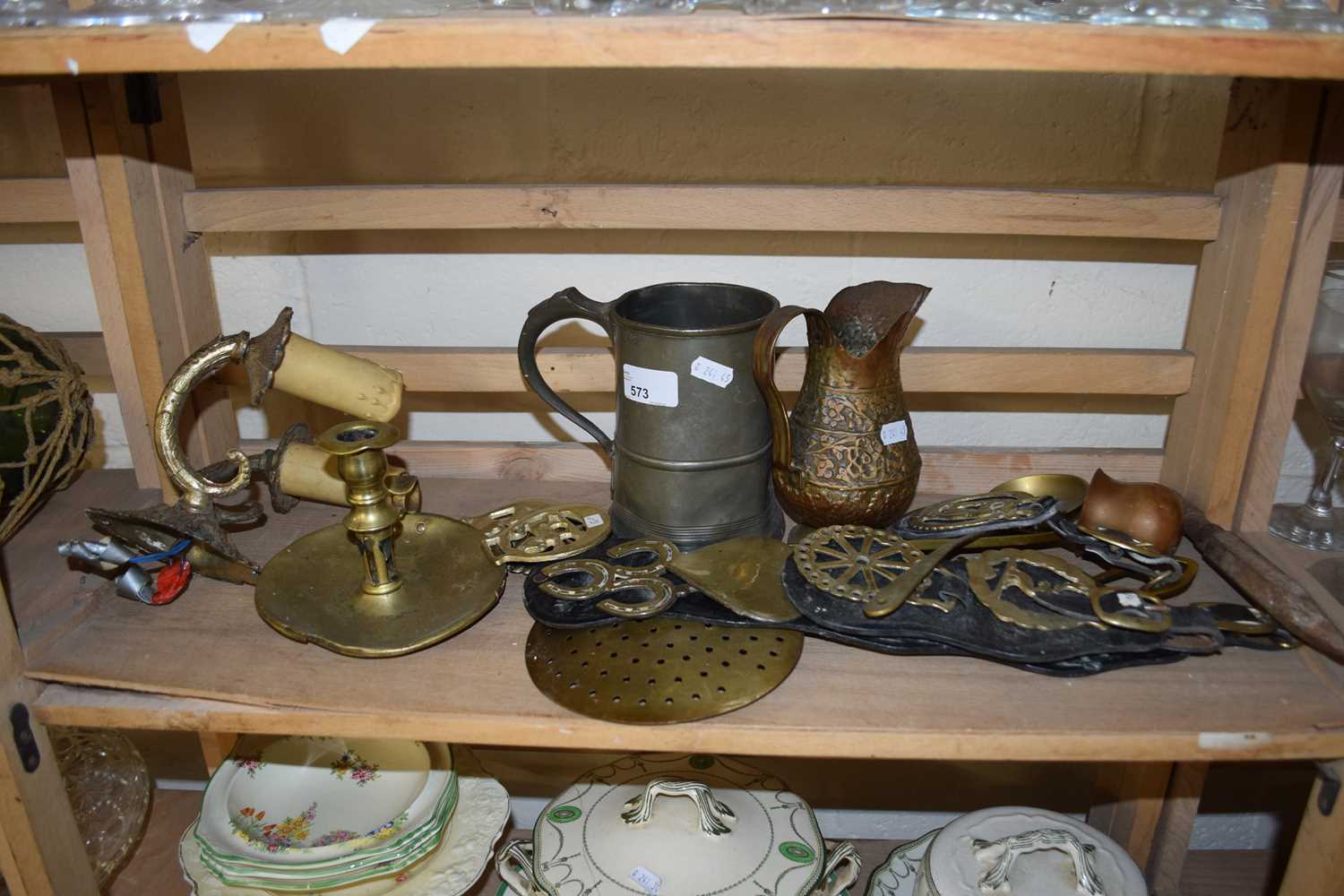 MIXED LOT: HORSE BRASSES, PEWTER TANKARD, CHAMBER STICK, WALL SCONCE ETC